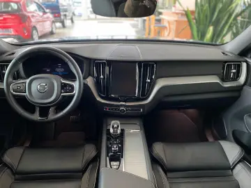 VOLVO XC60 B4 2.0 2WD Mild-Hybrid Plus-Dark