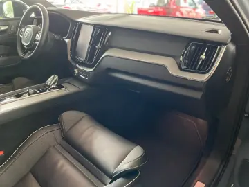 VOLVO XC60 B4 2.0 2WD Mild-Hybrid Plus-Dark