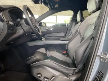 VOLVO XC60 B4 2.0 2WD Mild-Hybrid Plus-Dark