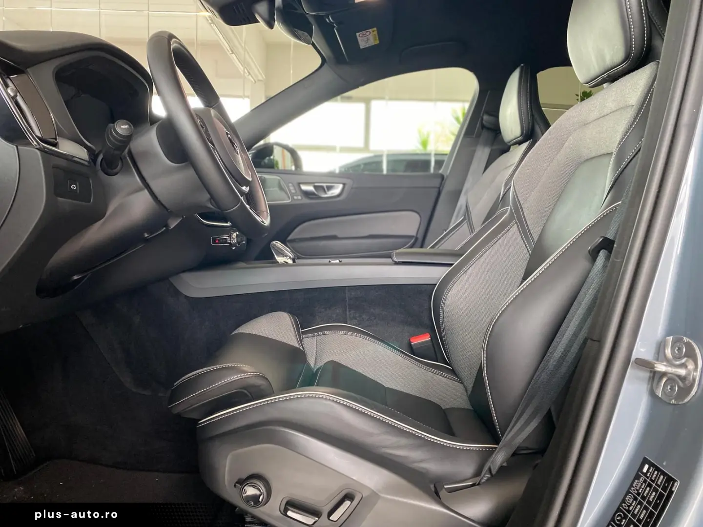 VOLVO XC60 B4 2.0 2WD Mild-Hybrid Plus-Dark