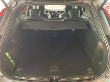 VOLVO XC60 B4 2.0 2WD Mild-Hybrid Plus-Dark