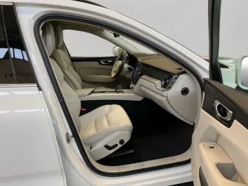 VOLVO XC60 B4 Momentum-Pro Aut Glasd Leder Kamera 18&hellip;