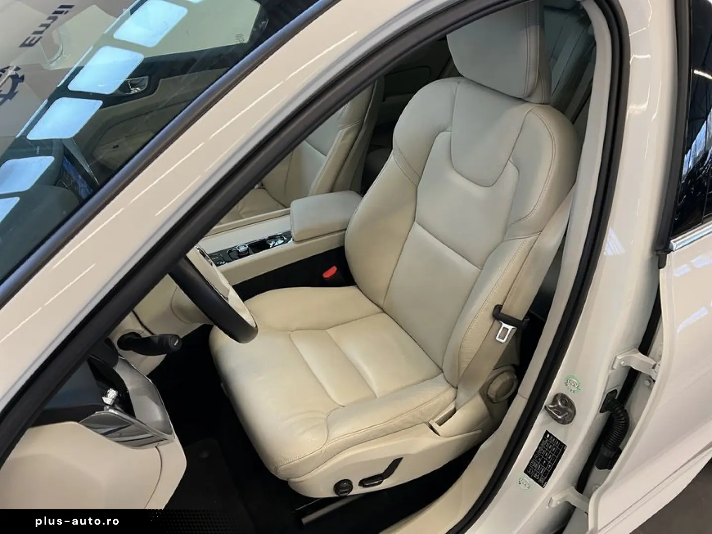 VOLVO XC60 B4 Momentum-Pro Aut Glasd Leder Kamera 18&hellip;