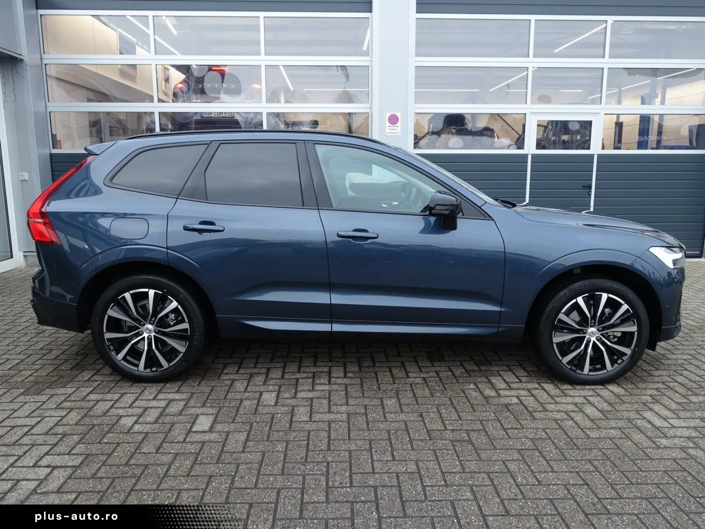 VOLVO XC60 Plus B4 Mild-Hybrid Dark StndHZ 360  AHK