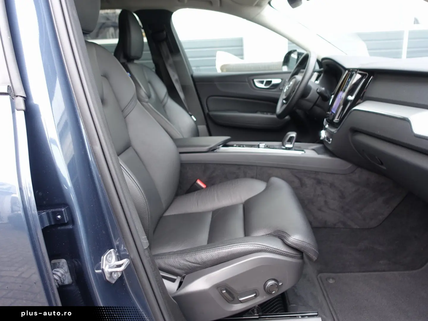 VOLVO XC60 Plus B4 Mild-Hybrid Dark StndHZ 360  AHK