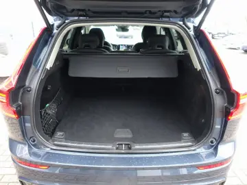 VOLVO XC60 Plus B4 Mild-Hybrid Dark StndHZ 360  AHK