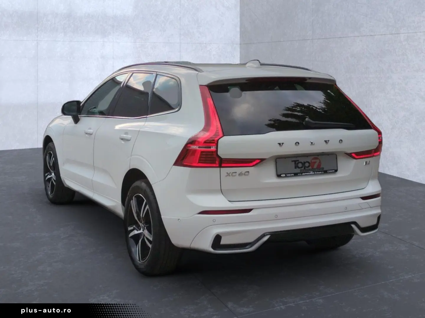 VOLVO XC60 B4 (Benzin) Plus Dark 2WD Automatik Navi