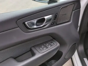 VOLVO XC60 B4 (Benzin) Plus Dark 2WD Automatik Navi