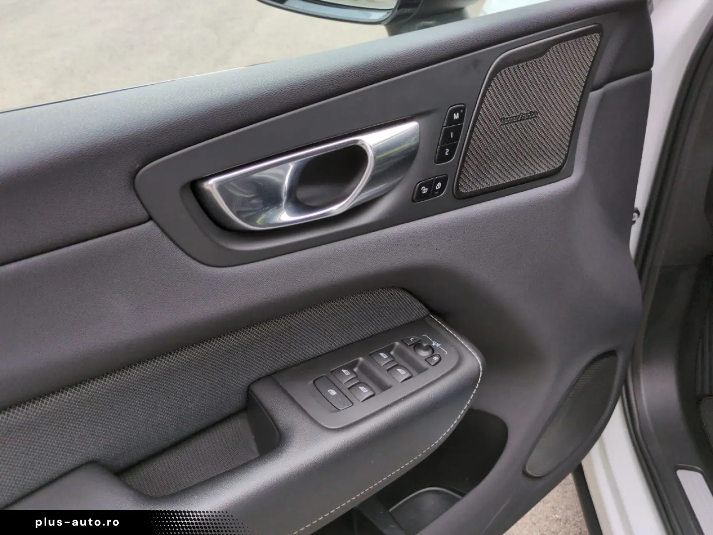 VOLVO XC60 B4 (Benzin) Plus Dark 2WD Automatik Navi