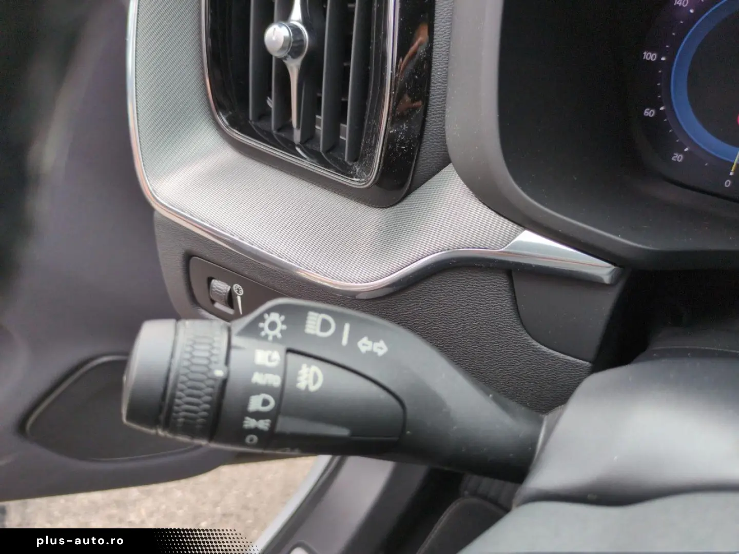 VOLVO XC60 B4 (Benzin) Plus Dark 2WD Automatik Navi