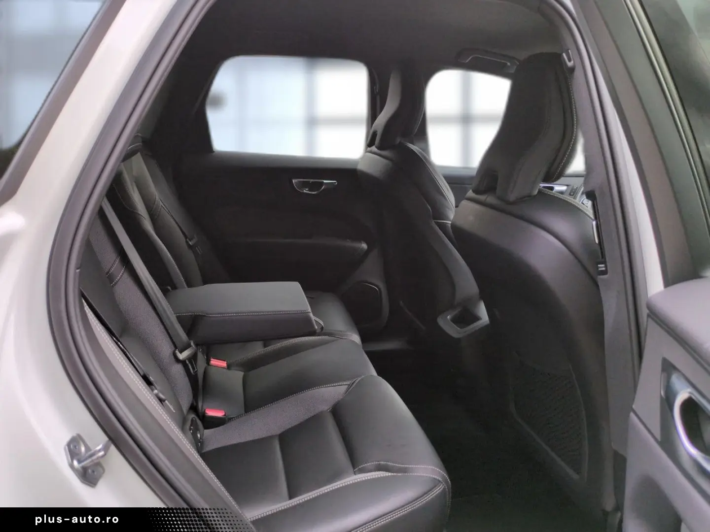 VOLVO XC60 B4 (Benzin) Plus Dark 2WD Automatik Navi