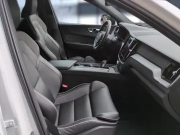 VOLVO XC60 B4 (Benzin) Plus Dark 2WD Automatik Navi