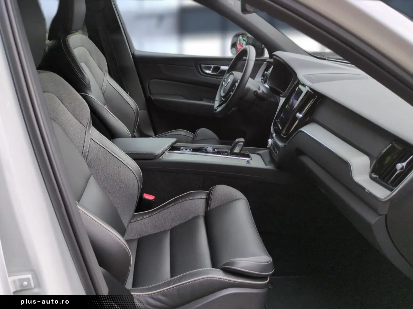 VOLVO XC60 B4 (Benzin) Plus Dark 2WD Automatik Navi