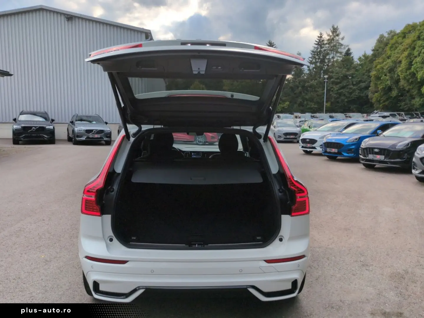 VOLVO XC60 B4 (Benzin) Plus Dark 2WD Automatik Navi