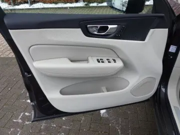 VOLVO XC60 Plus Dark B4 Aut.LEDER hell GOOGLE CAM