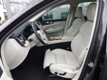 VOLVO XC60 Plus Dark B4 Aut.LEDER hell GOOGLE CAM