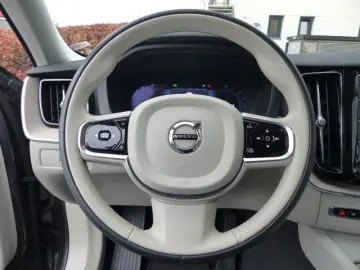 VOLVO XC60 Plus Dark B4 Aut.LEDER hell GOOGLE CAM