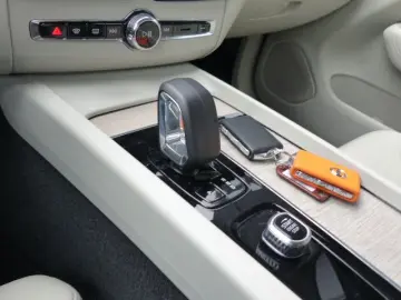 VOLVO XC60 Plus Dark B4 Aut.LEDER hell GOOGLE CAM