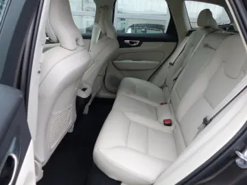 VOLVO XC60 Plus Dark B4 Aut.LEDER hell GOOGLE CAM