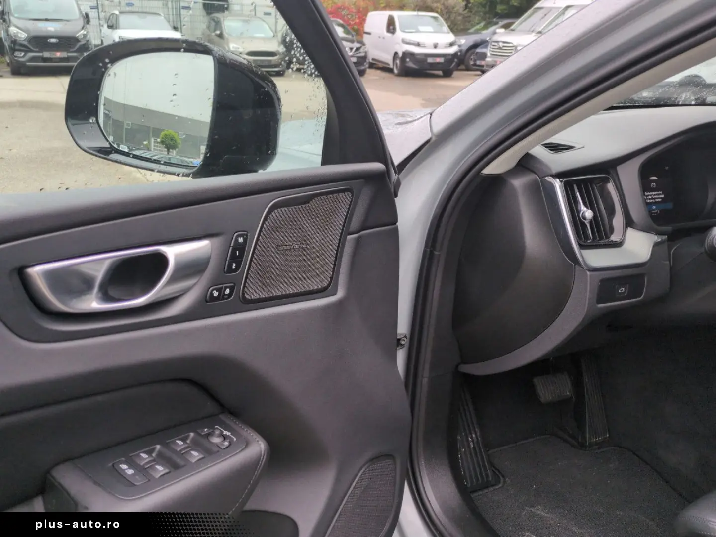 VOLVO XC 60 Plus Dark 2WD Bluetooth LED Vollleder