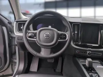 VOLVO XC 60 Plus Dark 2WD Bluetooth LED Vollleder