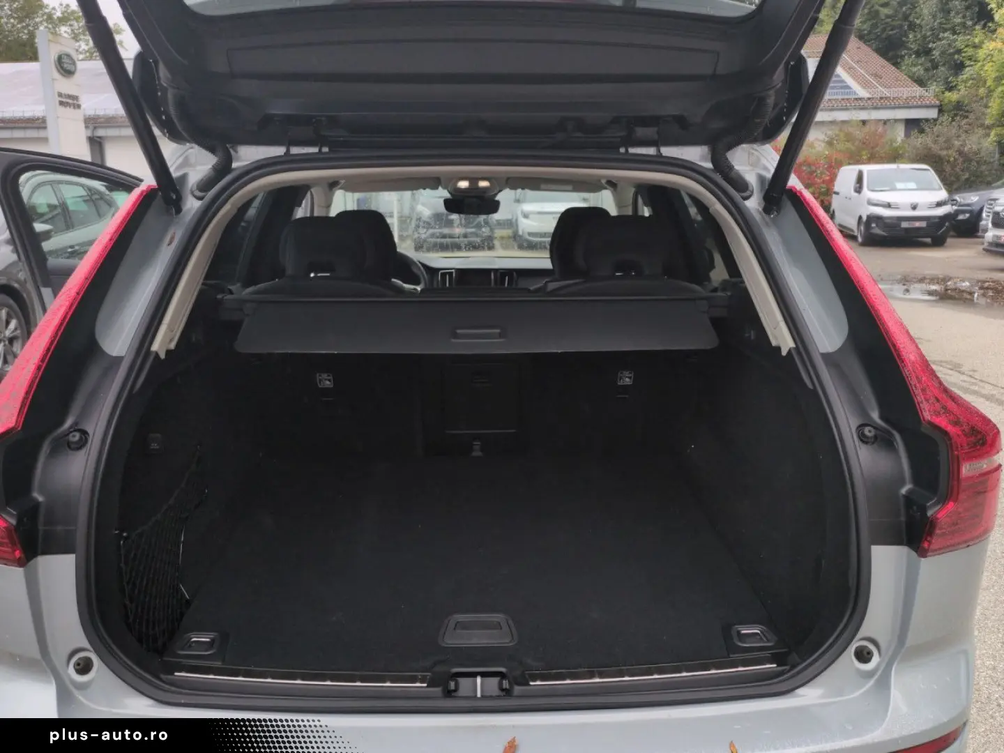 VOLVO XC 60 Plus Dark 2WD Bluetooth LED Vollleder