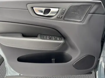 VOLVO XC60 B4 Plus Dark Pano Standhz 360Kam BLIS GJR