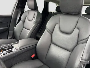 VOLVO XC60 B4 Plus Dark Pano Standhz 360Kam BLIS GJR