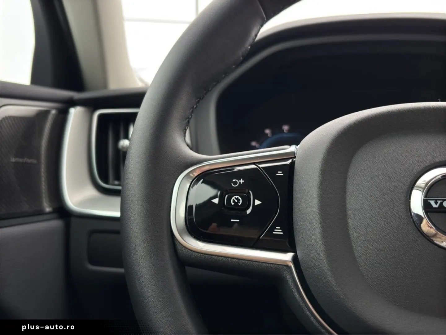 VOLVO XC60 B4 Plus Dark Pano Standhz 360Kam BLIS GJR