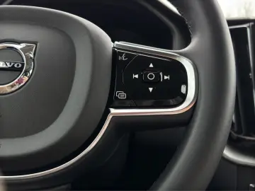 VOLVO XC60 B4 Plus Dark Pano Standhz 360Kam BLIS GJR