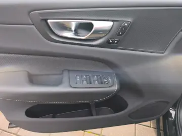 VOLVO XC60 B4 Plus Dark 2WD Mild Hybrid Navi Leder Dig