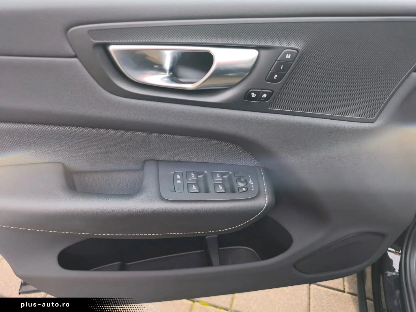 VOLVO XC60 B4 Plus Dark 2WD Mild Hybrid Navi Leder Dig