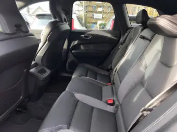 VOLVO XC60 B4 Plus Dark 2WD Mild Hybrid Navi Leder Dig