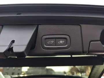 VOLVO XC60 B4 Plus Dark 2WD Mild Hybrid Navi Leder Dig