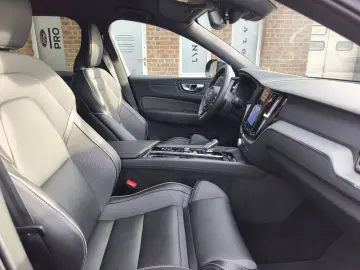 VOLVO XC60 B4 Plus Dark 2WD Mild Hybrid Navi Leder Dig