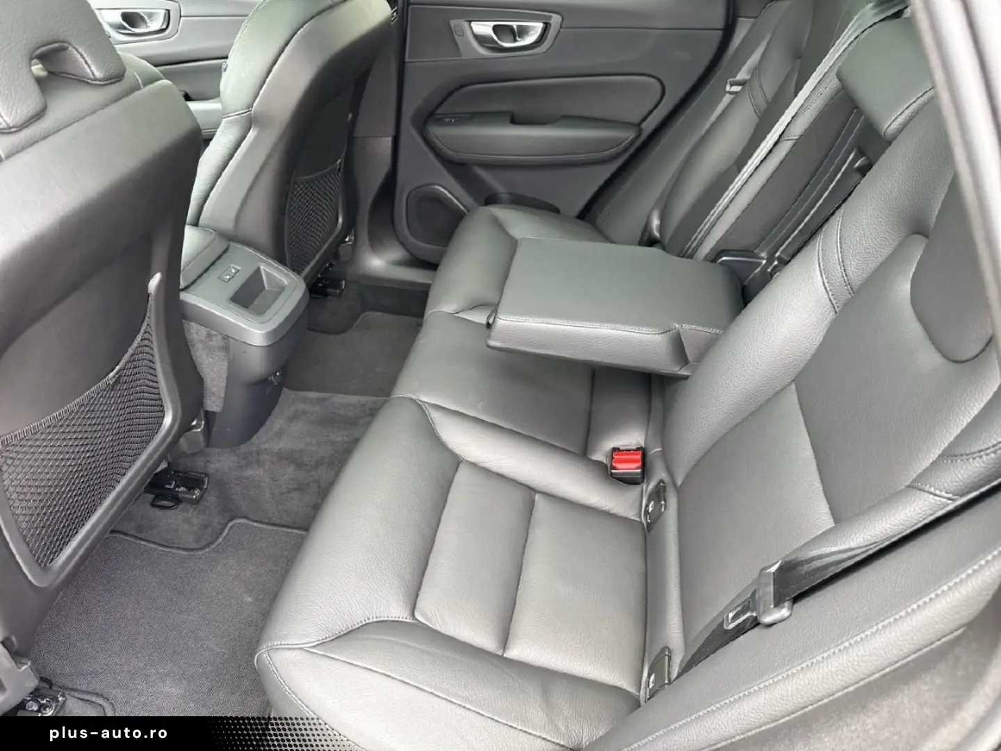 VOLVO XC60 B4 Benzin Plus Dark 2WD