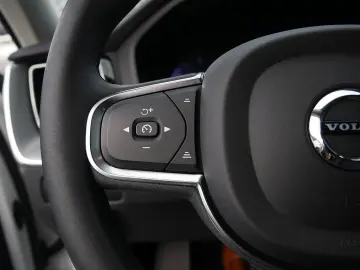 VOLVO XC60 2.0 Core 2WD SHZ KAMERA FACEL. STANDHZ LED