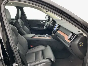 VOLVO XC60 B4 B Plus Dark