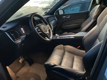 VOLVO XC60 B4 Plus Dark 2WD EU6d MHEV Navi Leder Digit