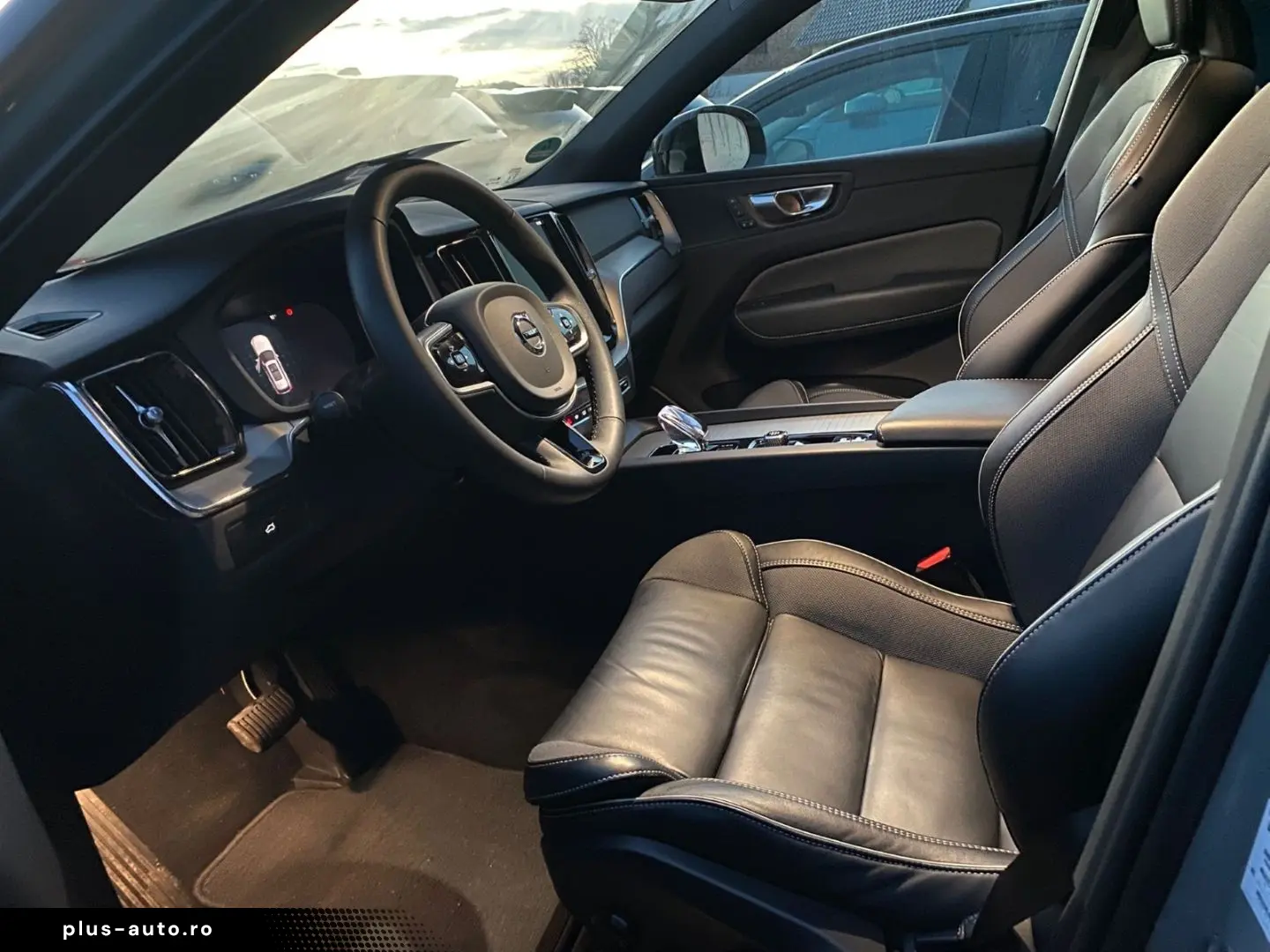 VOLVO XC60 B4 Plus Dark 2WD EU6d MHEV Navi Leder Digit