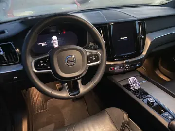 VOLVO XC60 B4 Plus Dark 2WD EU6d MHEV Navi Leder Digit