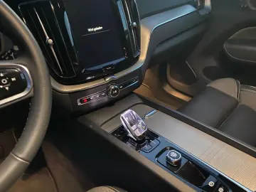 VOLVO XC60 B4 Plus Dark 2WD EU6d MHEV Navi Leder Digit