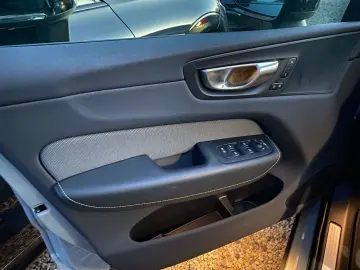 VOLVO XC60 B4 Plus Dark 2WD EU6d MHEV Navi Leder Digit