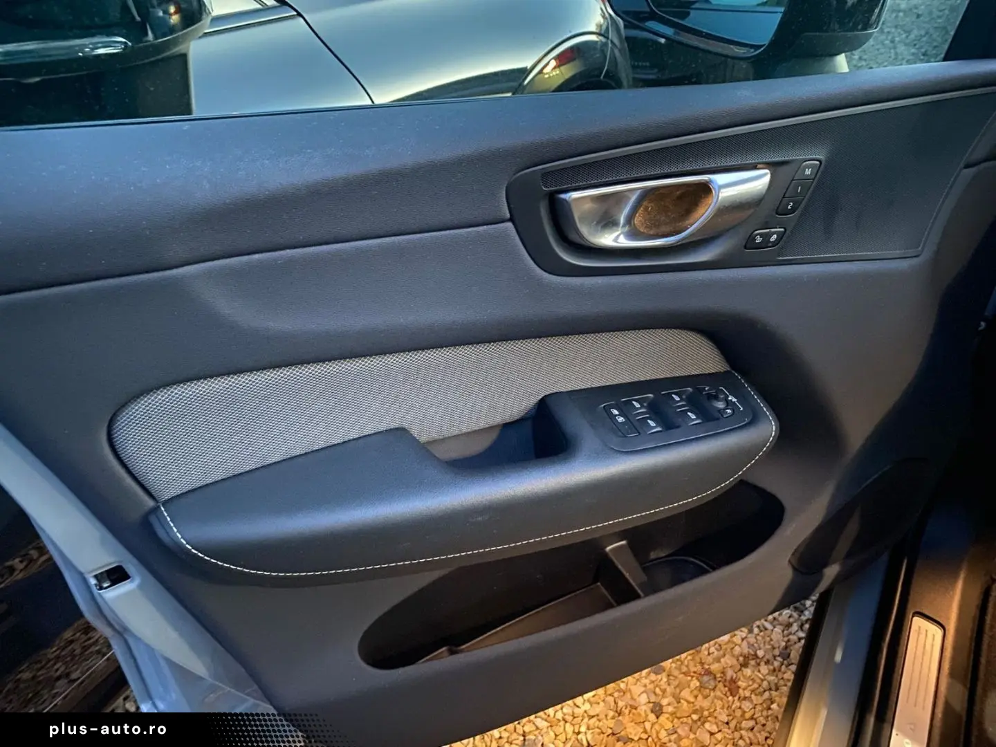 VOLVO XC60 B4 Plus Dark 2WD EU6d MHEV Navi Leder Digit