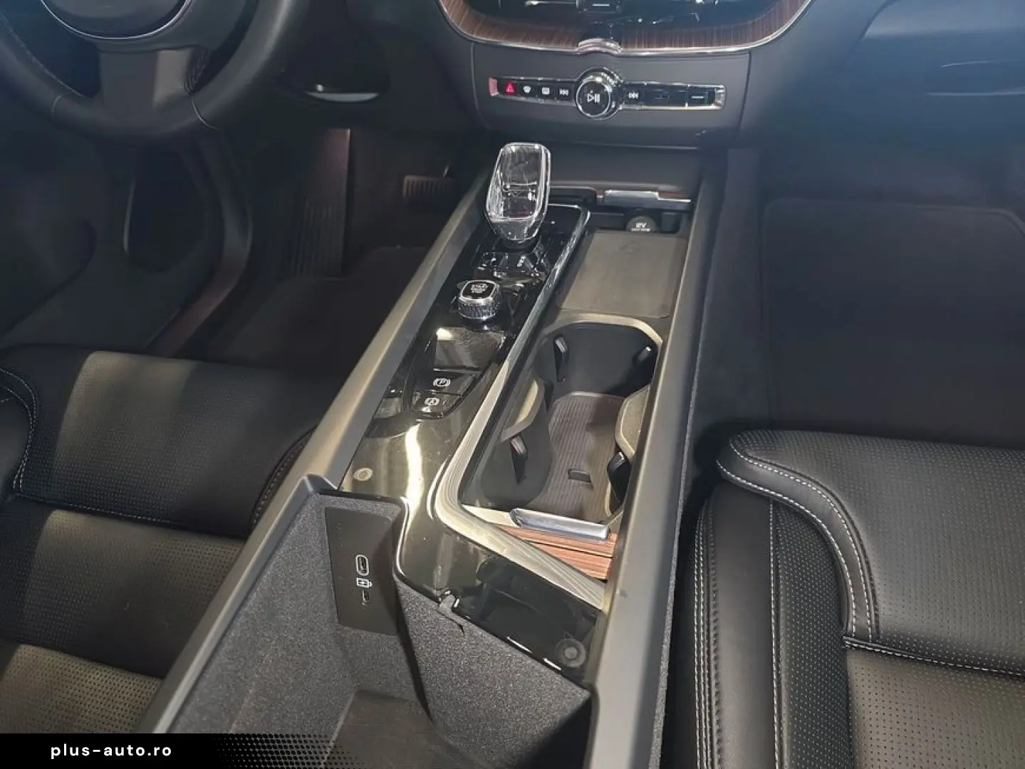 VOLVO XC60 B4 B Plus Dark