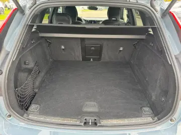 VOLVO XC60 B4 AWD Plus Dark Keyless-Start Autom. Klima