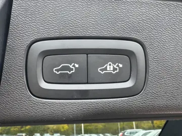 VOLVO XC60 B4 AWD Plus Dark Keyless-Start Autom. Klima