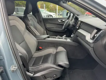 VOLVO XC60 B4 AWD Plus Dark Keyless-Start Autom. Klima