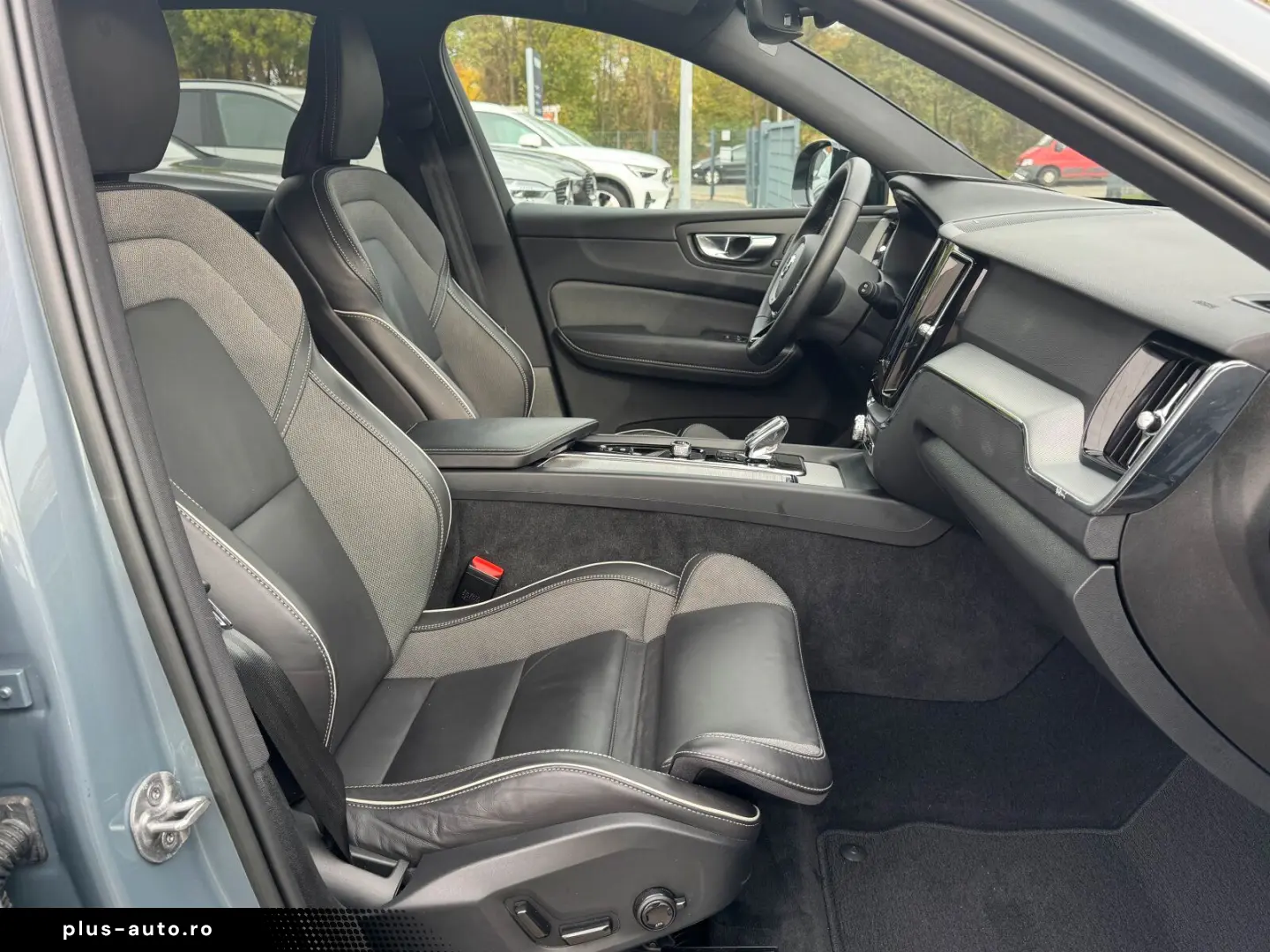 VOLVO XC60 B4 AWD Plus Dark Keyless-Start Autom. Klima