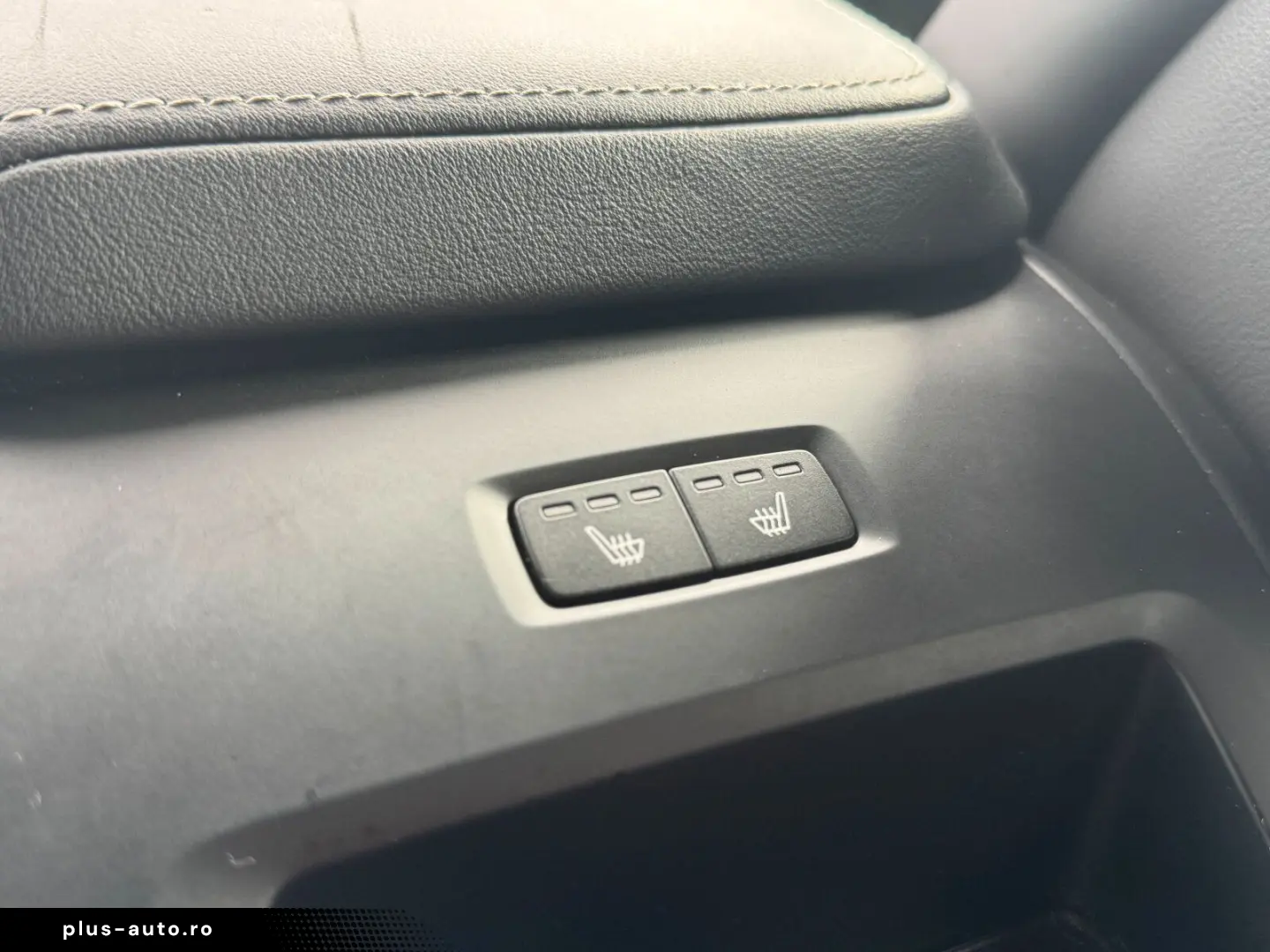 VOLVO XC60 B4 AWD Plus Dark Keyless-Start Autom. Klima